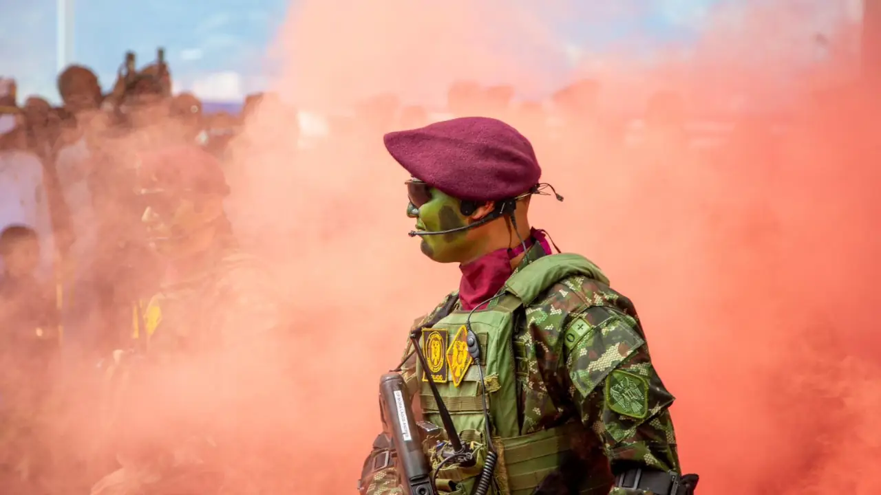 El desfile militar recorrió las calles de Medellín en conmemoración del 20 de julio