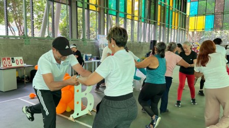 ¡Hay que mover el cuerpo! Medellín impulsa el ejercicio como medicina preventiva para adultos mayores Actividad Fisica