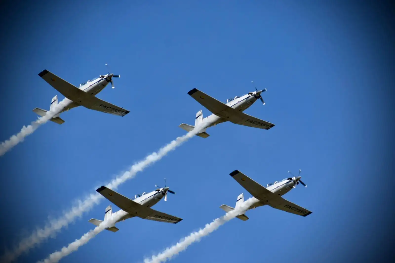 Aviones y helicópteros militares realizan ensayos para la F-AIR Colombia 2025