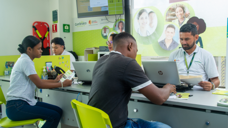 ¡Empleo sí hay! Comfenalco Antioquia realizará feria laboral con más de 400 vacantes en Castilla y Robledo Feria de empleo Comfenalco