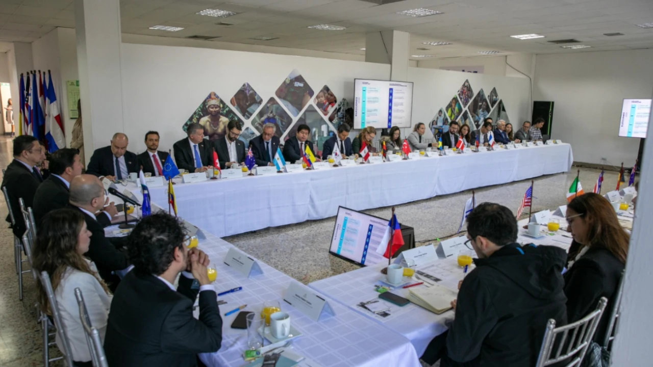 Registraduría presenta a comunidad internacional medidas para blindar elecciones de 2025 y 2026 Cuero diplomatico