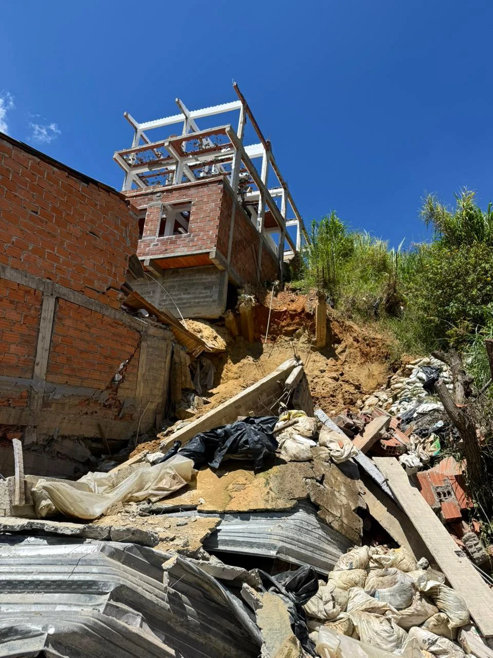 Una vivienda colapsó tras movimiento en masa en La Loma, San Cristóbal: otras tres resultaron afectadas 1 DAGRD EMERGENCIA 1