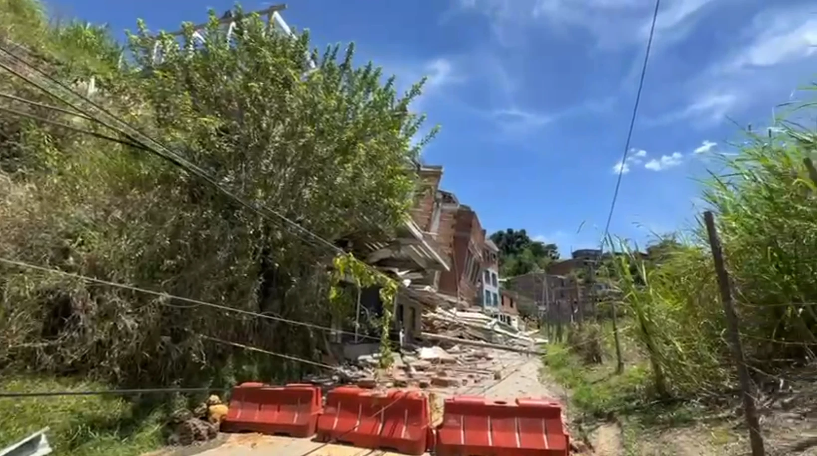 Una vivienda colapsó tras movimiento en masa en La Loma, San Cristóbal: otras tres resultaron afectadas 2 DAGRD EMERGENCIA 2