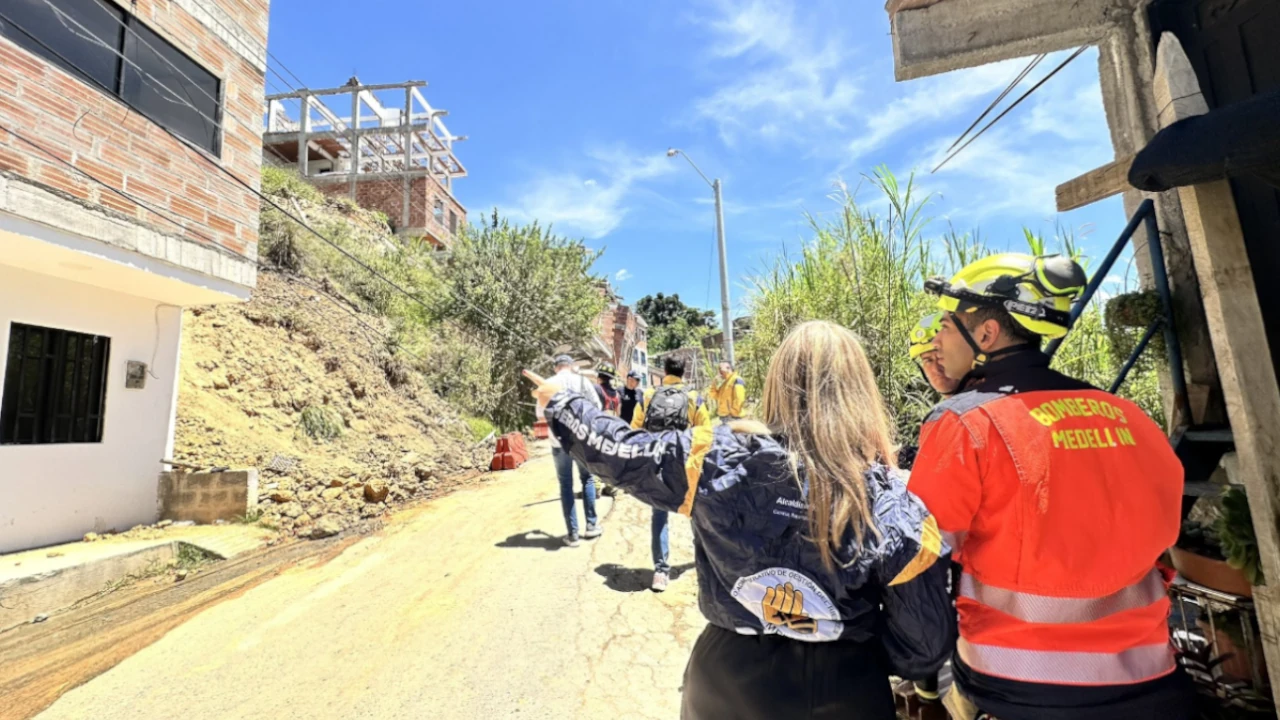 Una vivienda colapsó tras movimiento en masa en La Loma, San Cristóbal: otras tres resultaron afectadas DAGRD MEDELLIN