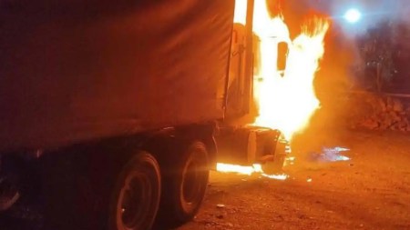 Dos vehículos de carga fueron quemados en la vía que va de Medellín a la Costa Atlántica