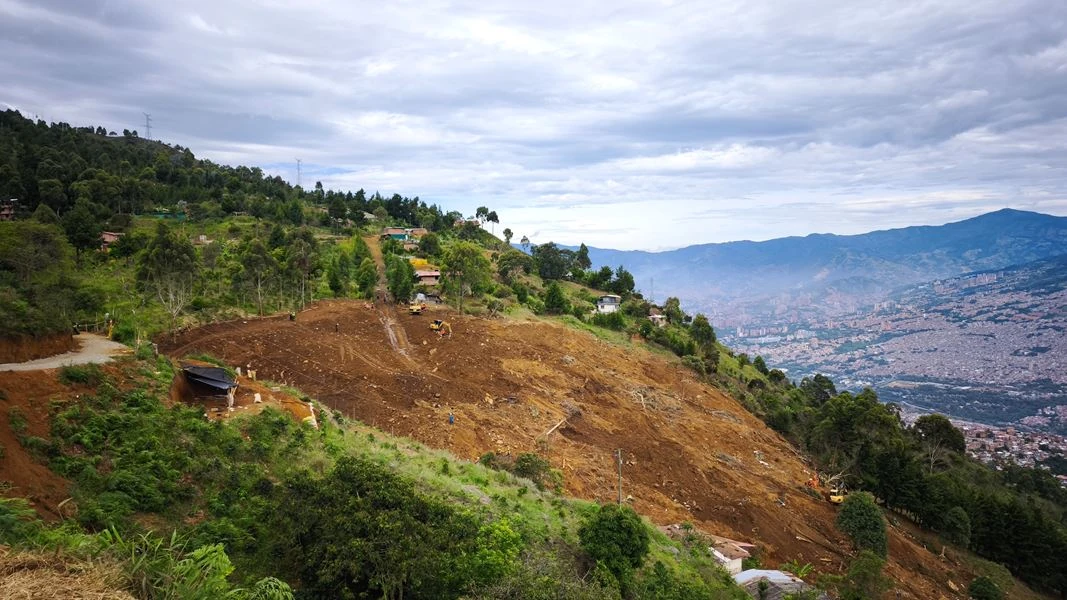 ¿Por qué se viene abajo la montaña? El estudio científico que busca proteger la zona oriental de Medellín que limita con Bello