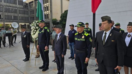La Policía Metropolitana del Valle de Aburrá rindió homenaje a quienes entregaron su vida por Colombia
