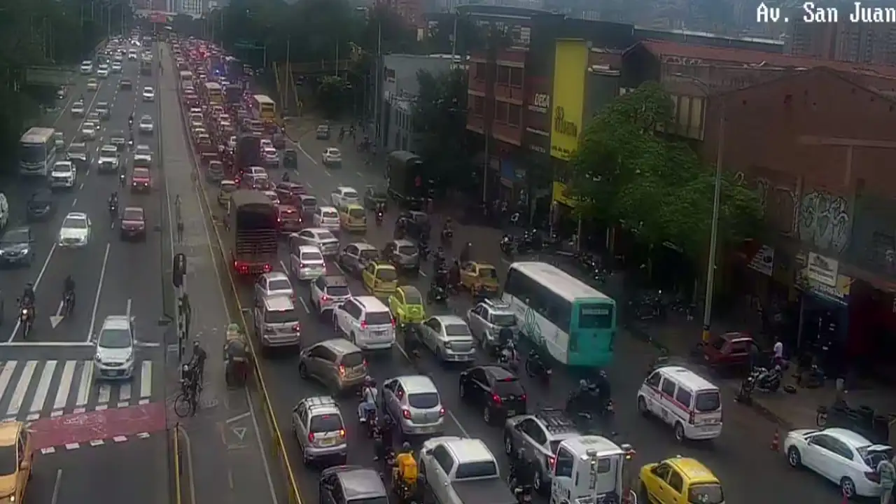 Llénese de paciencia si va a transitar por la Avenida San Juan de Medellín Llénese de paciencia si va a transitar por la Avenida San Juan de Medellín