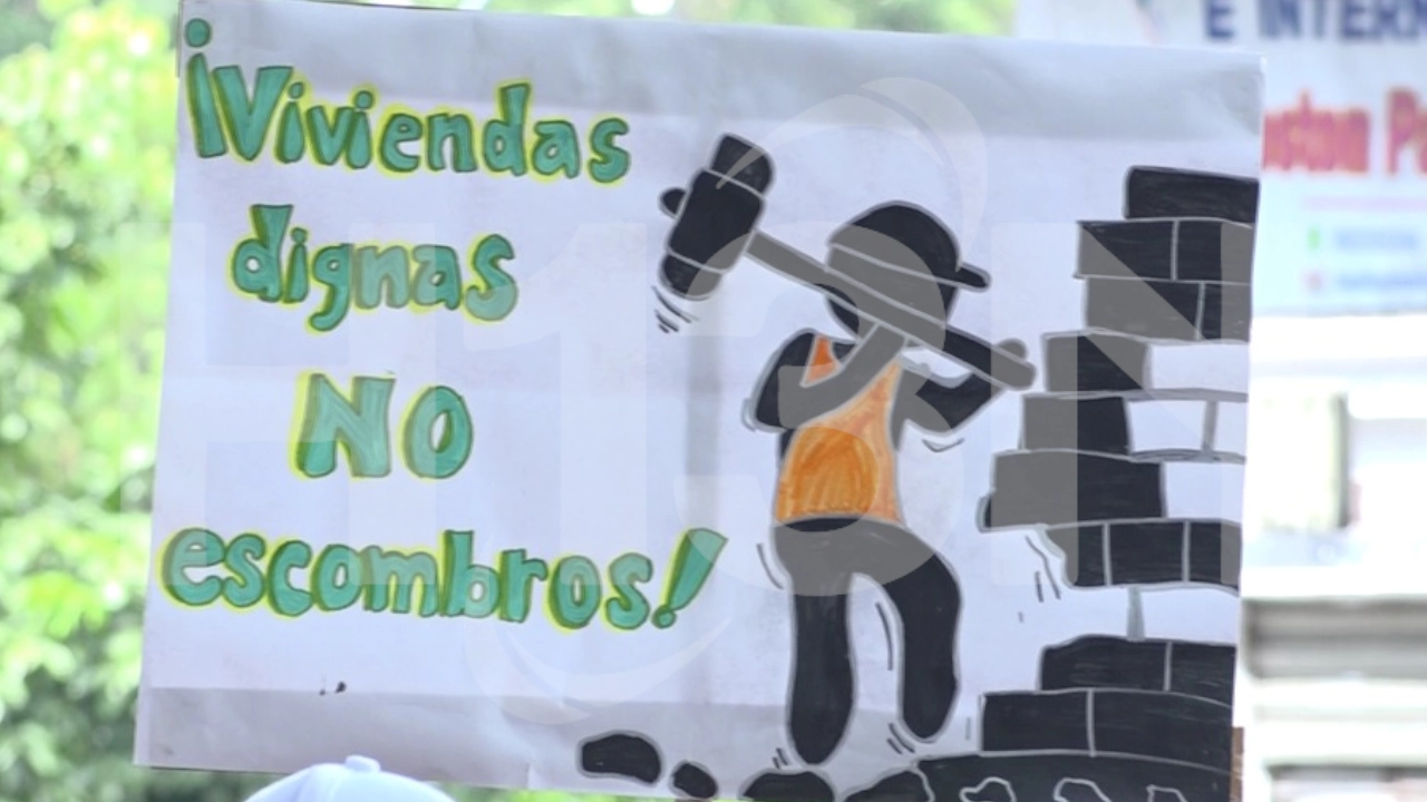 Damnificados por deslizamiento en Villatina marchan para reclamar atención digna tras emergencia 1 damnificados-en-villatina-marchan-contra-desalojos-y-demoliciones
