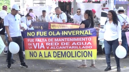 marcha-en-villatina-tras-desalojos-y-demolición-tras-deslizamientos