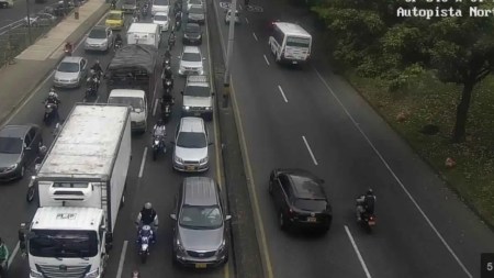 ¡Atención! Reportan taco en la Autopista Norte por incidente cerca al Puente de la Madre Laura