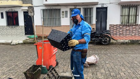 La Ceja refuerza su defensa contra inundaciones viales con nuevas canastillas colectoras de residuos alcantarillas-instalacion-canastillas-municipio-la ceja-inundaciones