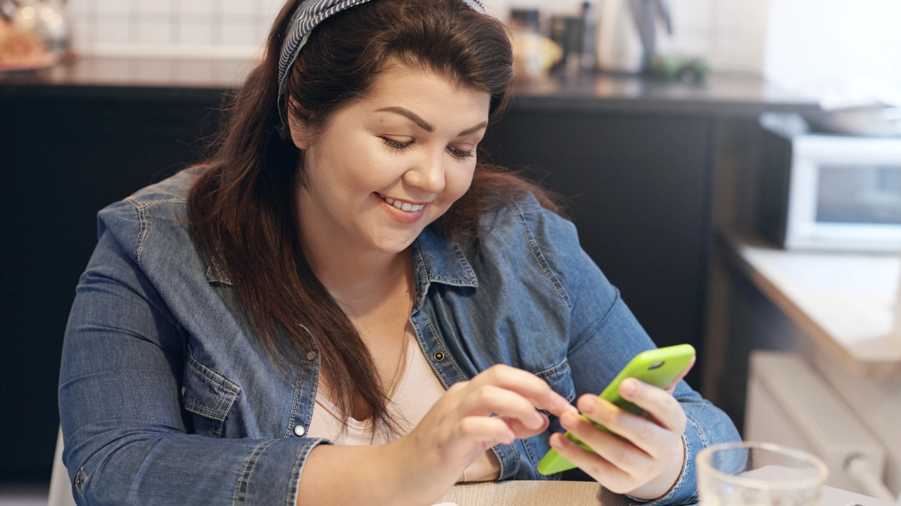 chica-expresiva-posando-interior-celulares