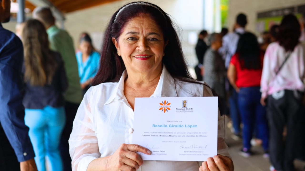 Medellín impulsa el bienestar de adultos mayores con formación y apoyo a 240 familias cuidadoras cuidadoras