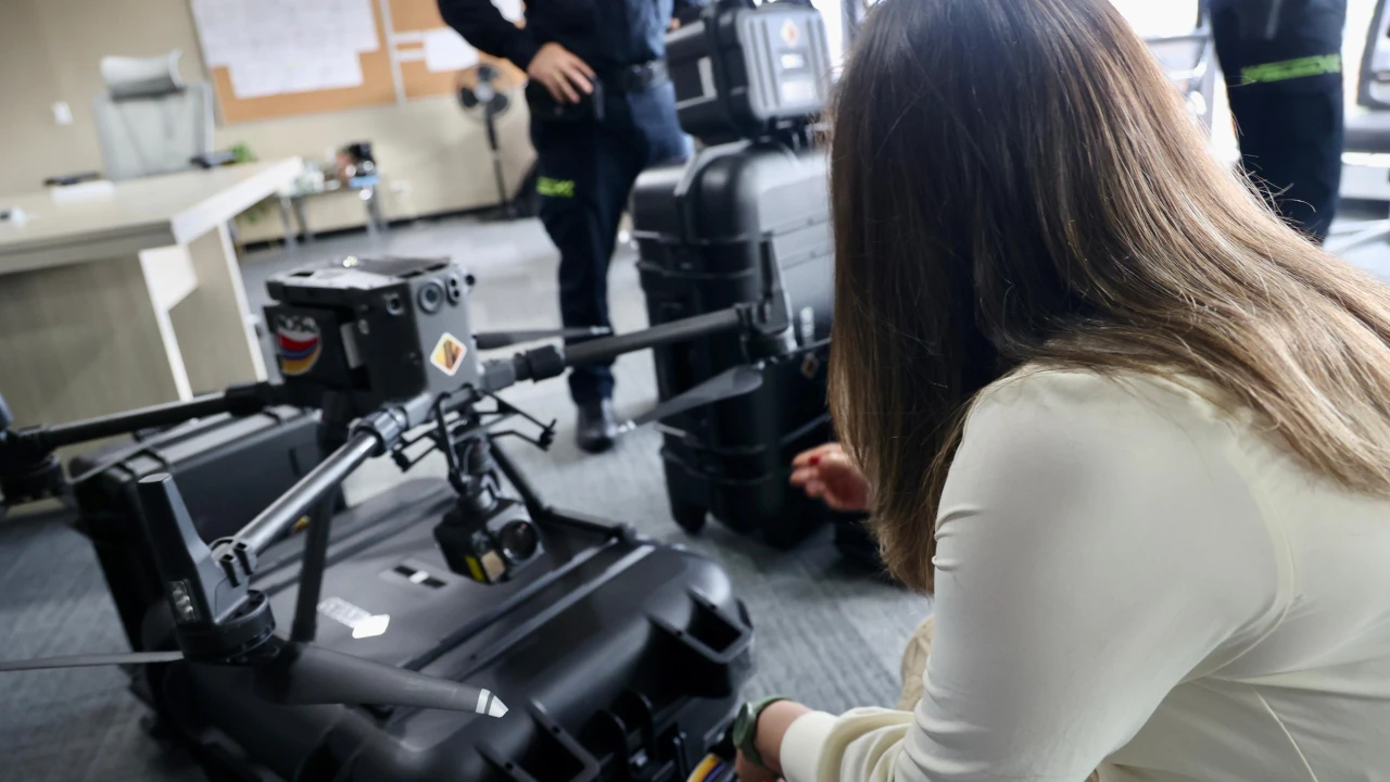 entrega-drones-policia-transito-invias-mintransporte2