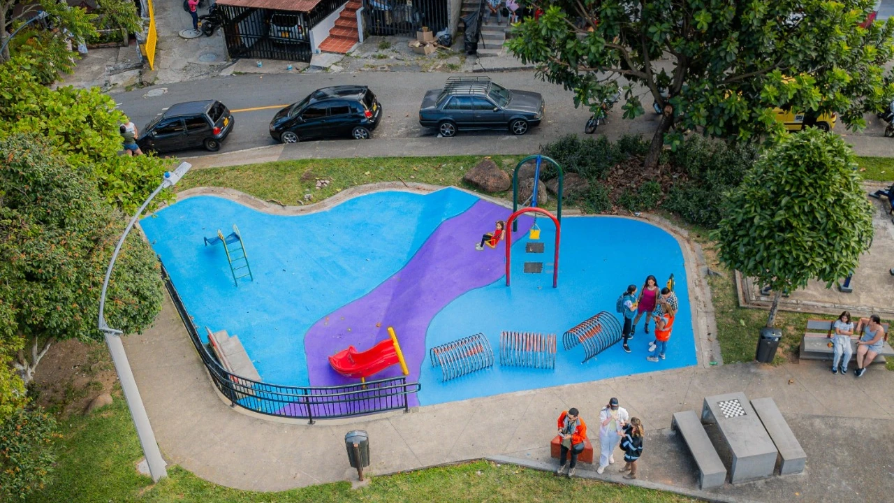 entrega-parques-infantiles-renovados-medellin