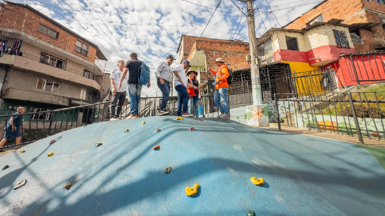 entrega-parques-infantiles-renovados-medellin1