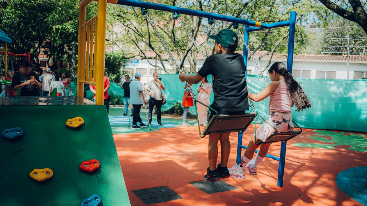 entrega-parques-infantiles-renovados-medellin2