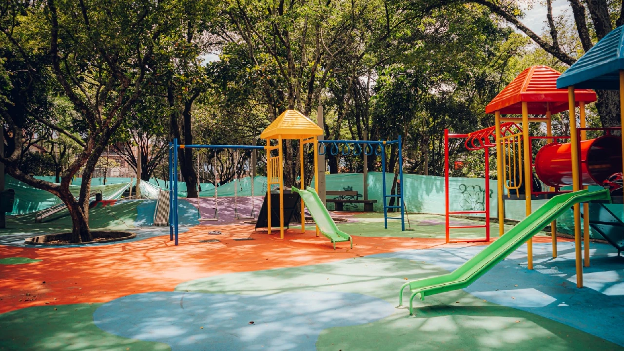 entrega-parques-infantiles-renovados-medellin3