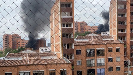 Fuerte incendio por la clínica Vitta en inmediaciones de San Juan con la 80: organismos de socorro hacen presencia incendio-clinica-vitta-medellin