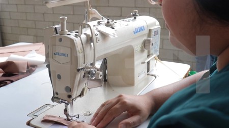 En Colombiamoda, la moda también cose esperanza, inclusión y transformación de la mano de mujeres trans y víctimas de violencia