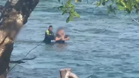 policia-rescata-extranjeros-en-mar-capurgana-uraba