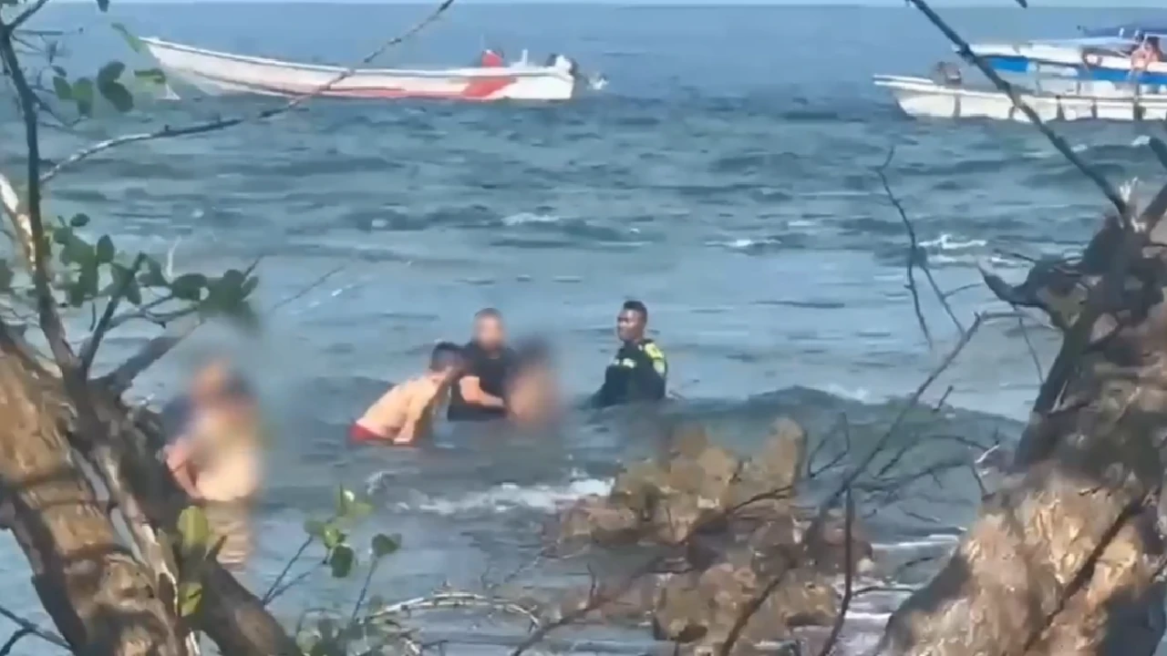 Policía rescata a dos extranjeros en el mar en Capurganá: eran arrastrados por el fuerte oleaje de la playa 1 policia-rescata-extranjeros-en-mar-capurgana-uraba1
