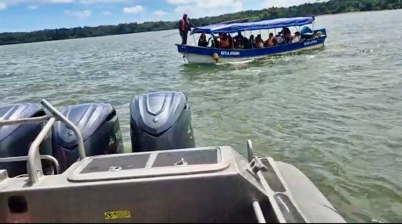 Armada rescata a 13 personas abandonadas tras robo de embarcación en Buenaventura 2 rescatadas 2