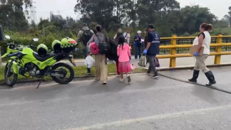 rescatan-menores-extranjeros-vivian-debajo-puentes-rionegro