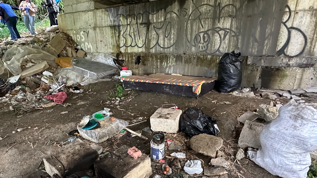 rescatan-menores-extranjeros-vivian-debajo-puentes-rionegro2