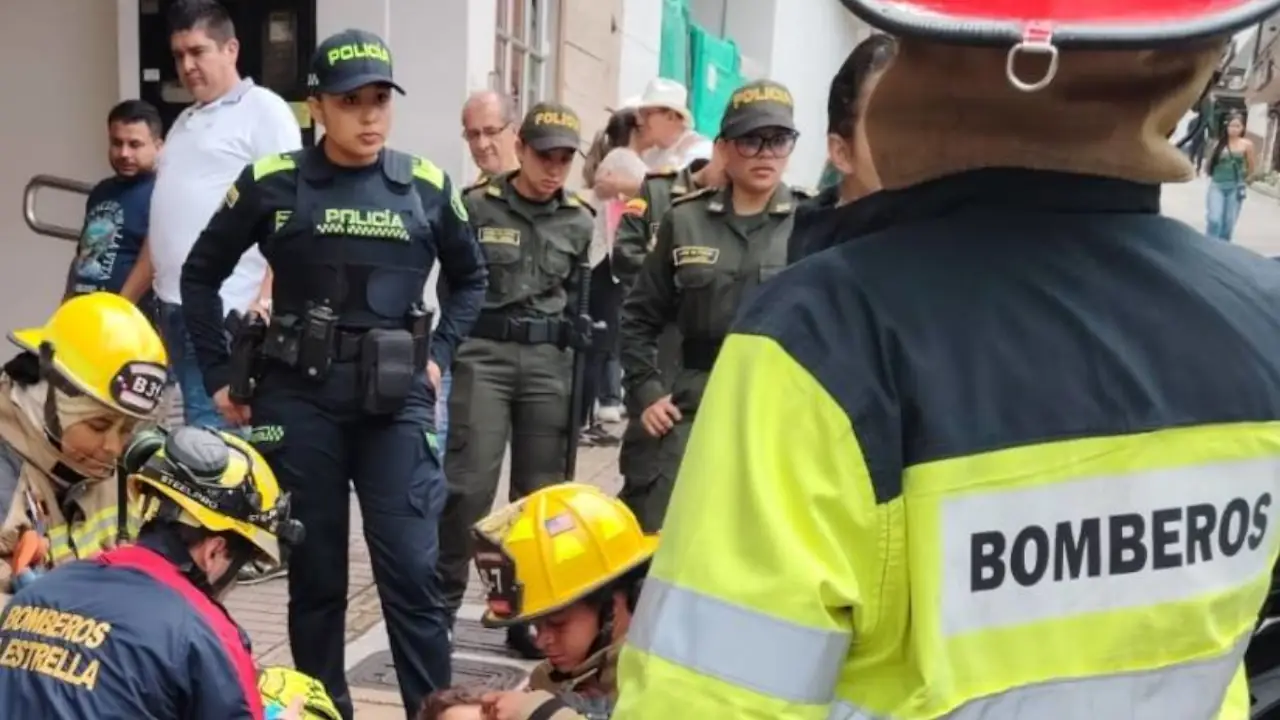 Bomberos liberaron a menor que quedó atrapada dentro de un carro en La Estrella