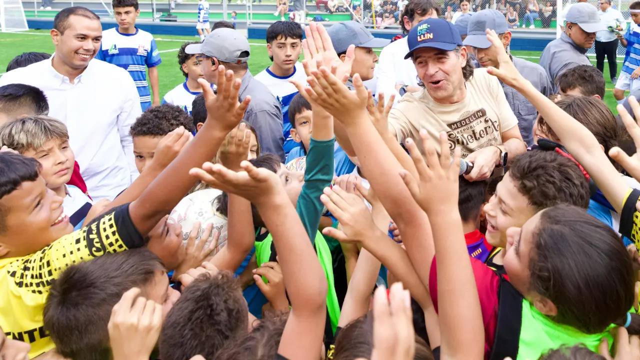 Buenos Aires estrena cancha sintética tras millonaria inversión de la Alcaldía de Medellín Buenos Aires estrena cancha sintética tras millonaria inversión de la Alcaldía de Medellín