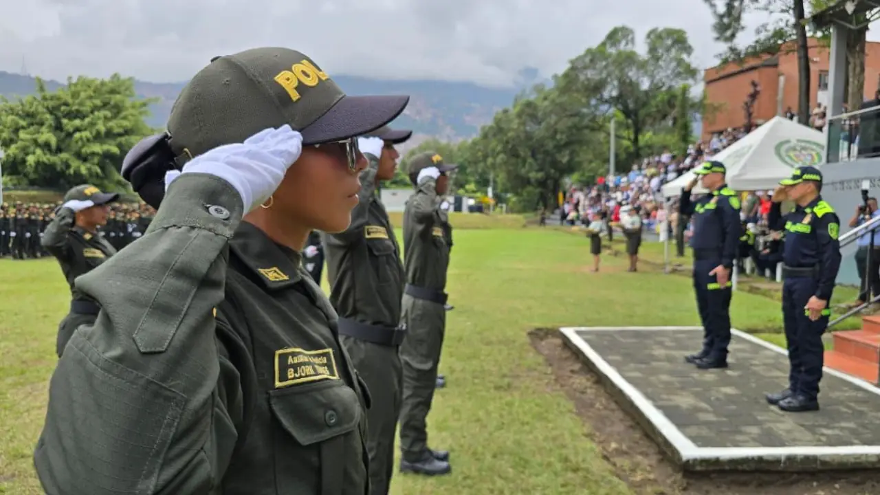 Casi 400 jóvenes se ponen el uniforme de la Policía para cuidar de Medellín y el Valle de Aburrá