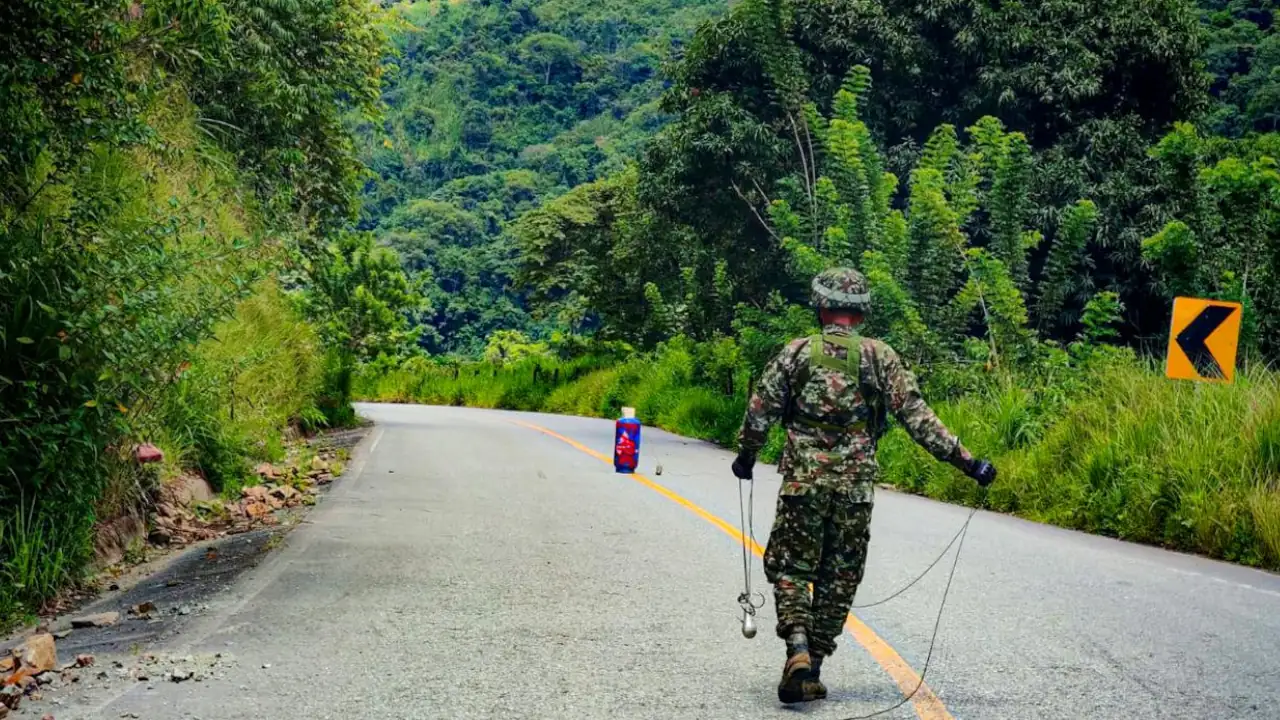 Ejército evita tragedia tras encontrar y destruir explosivos en una vía de Antioquia