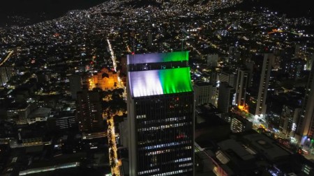 El Coltejer se ilumina esta noche en Medellín para rendir homenaje a los 13 policías asesinados en Amalfi