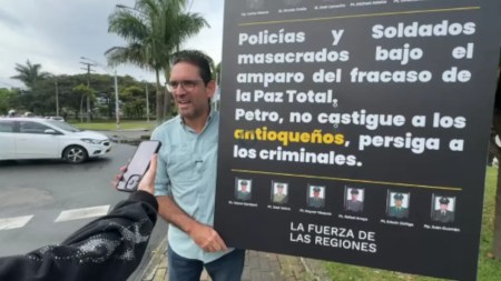 El precandidato Juan Guillermo Zuluaga realizó protesta contra Gobierno Petro en semáforos de Medellín