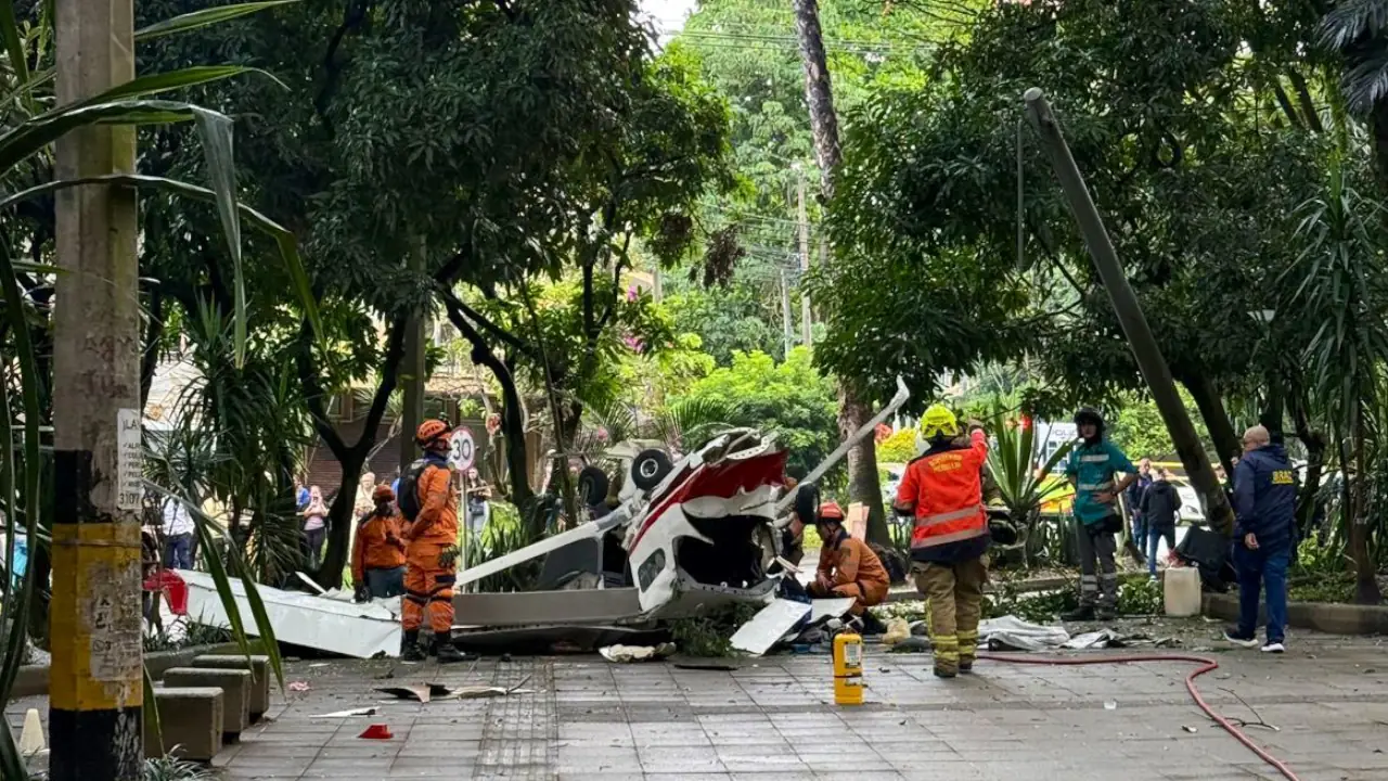 Esto dijeron las autoridades sobre la avioneta que cayó en Medellín