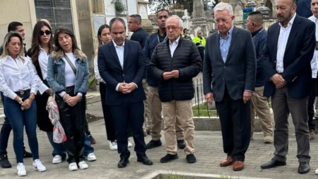 Expresidente Álvaro Uribe se arrodilló frente a la tumba de Miguel Uribe Turbay