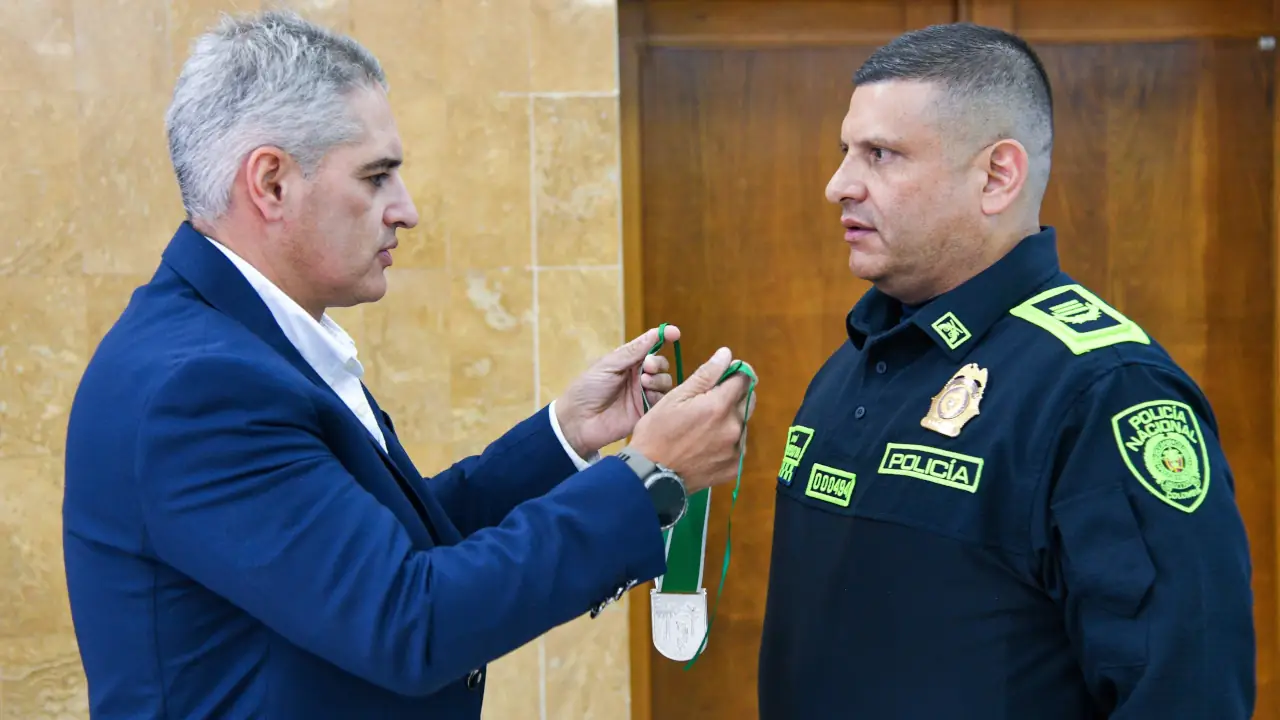 Gobernación de Antioquia entregó condecoración al Comandante Operativo del Departamento de Policía Antioquia