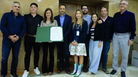 Gobernador celebra que artista ganador de La Nave 2.0 firmó contrato con Sony Music Publishing Medellín Gobernador celebra que artista ganador de La Nave 2.0 firmó contrato con Sony Music Publishing Medellín