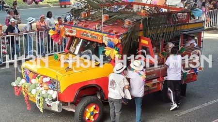 1 Medellin disfruta del Desfile de Chivas y Flores 2025