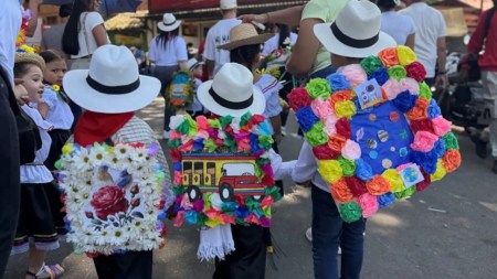 Pequeños silleteritos regalaron un desfile encantador en Bello