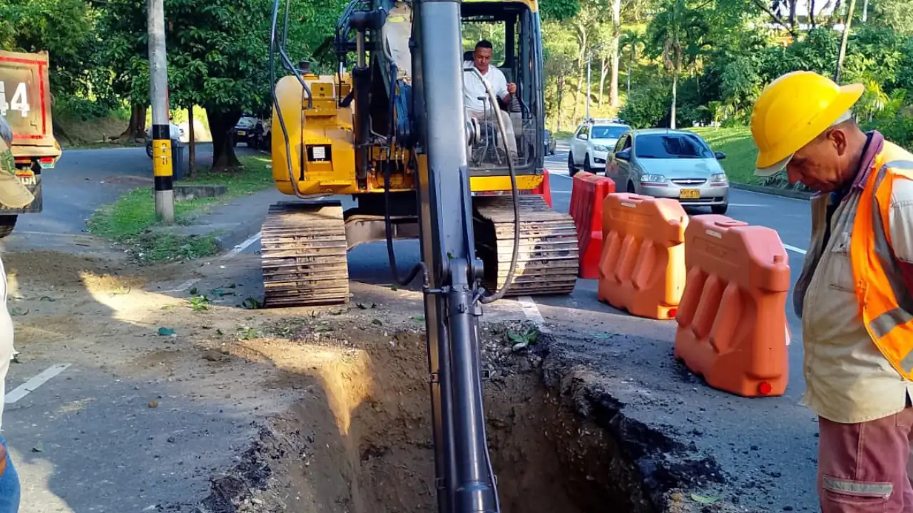 Reportan hundimiento en Las Palmas y conductores deben extremar precauciones
