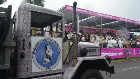 Un camión táctico militar de los años 50 de la FAC participó en el Desfile de Autos Clásicos y Antiguos en la Feria de las Flores