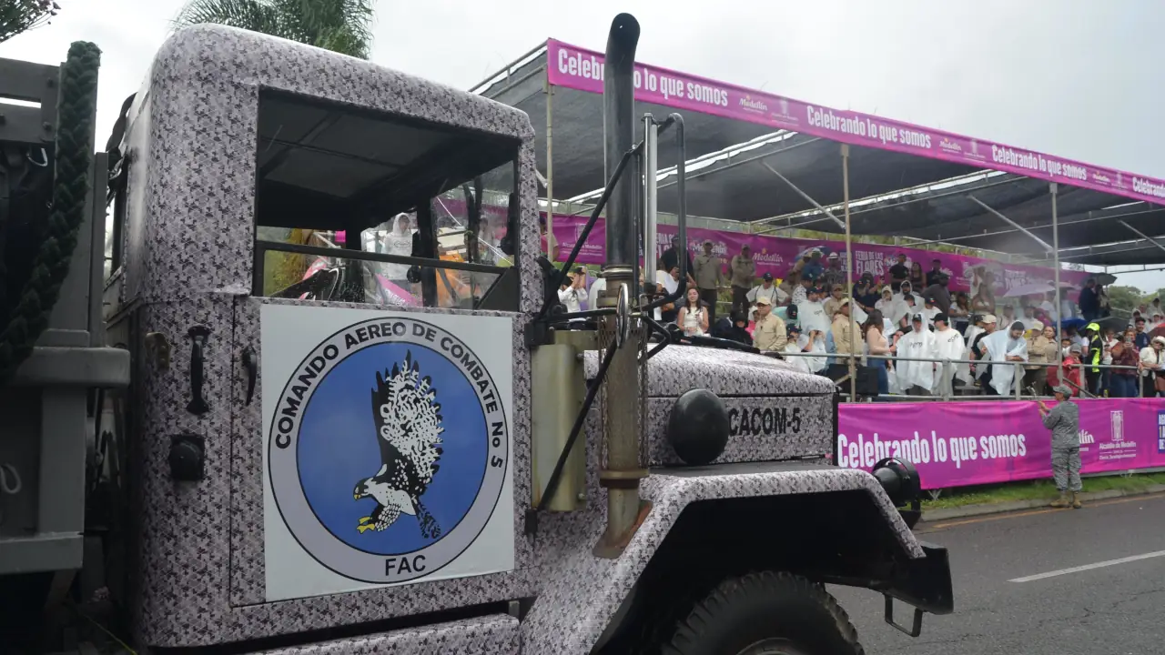 Un camión táctico militar de los años 50 de la FAC participó en el Desfile de Autos Clásicos y Antiguos en la Feria de las Flores Un camión táctico militar de los años 50 de la FAC participó en el Desfile de Autos Clásicos y Antiguos en la Feria de las Flores