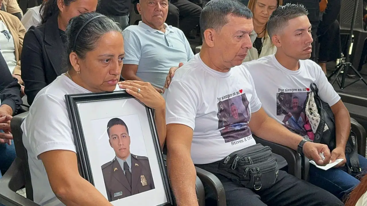 Familias acompañaron homenaje en Medellín a los 13 policías asesinados en Amalfi