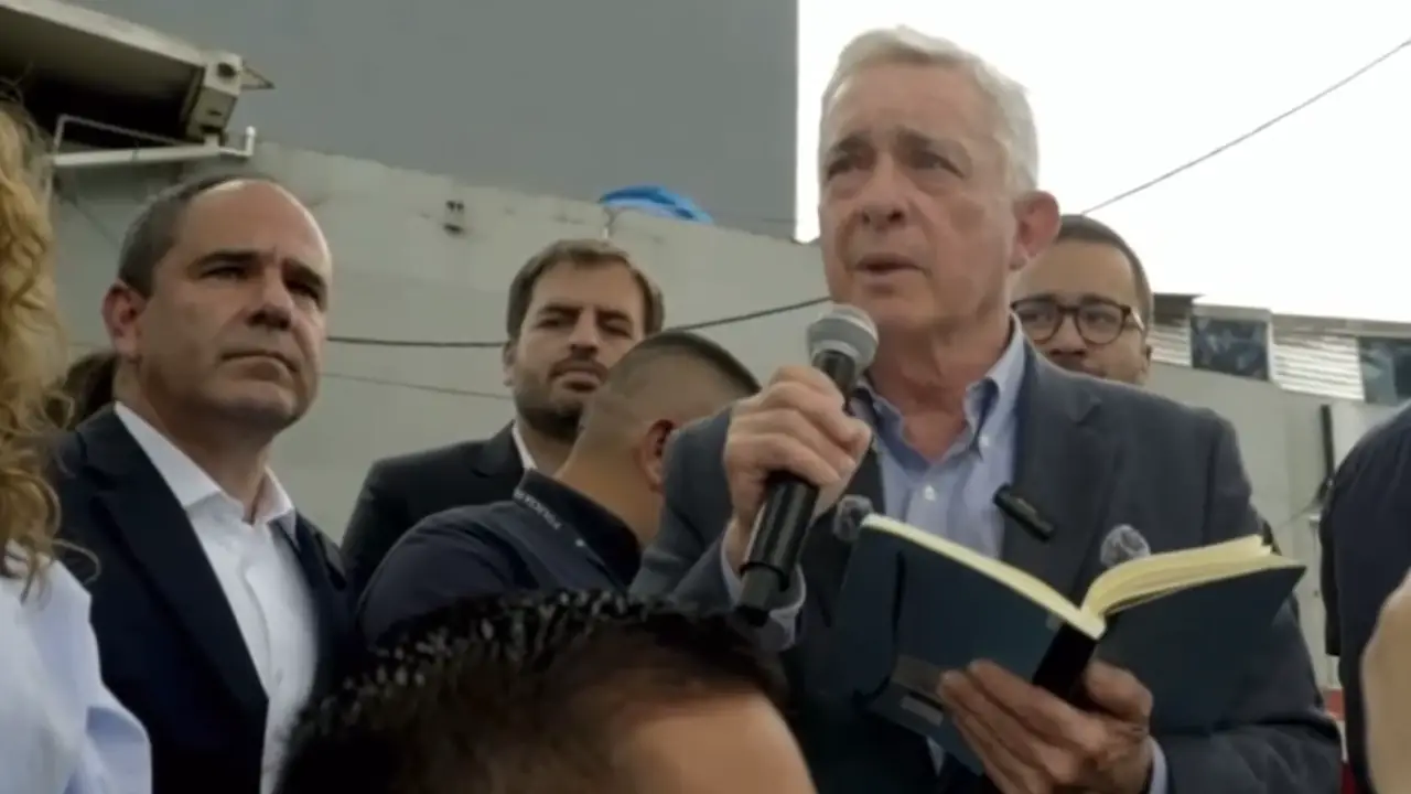 Álvaro Uribe visitó el lugar del atentado de Miguel Uribe y pidió que sea recordado como un espacio de memoria y esperanza Álvaro Uribe visitó el lugar del atentado de Miguel Uribe y pidió que sea recordado como un espacio de memoria y esperanza