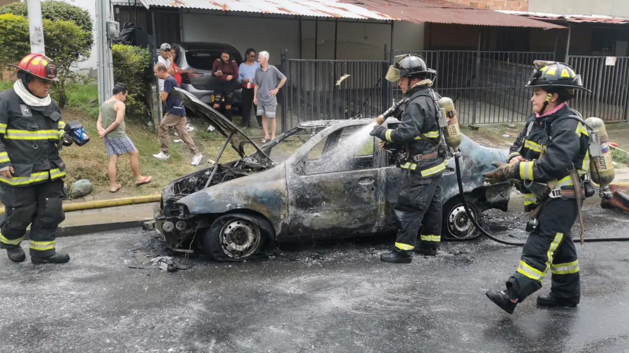 Bomberos controlan incendio de vehículo en Bello este 16 de agosto