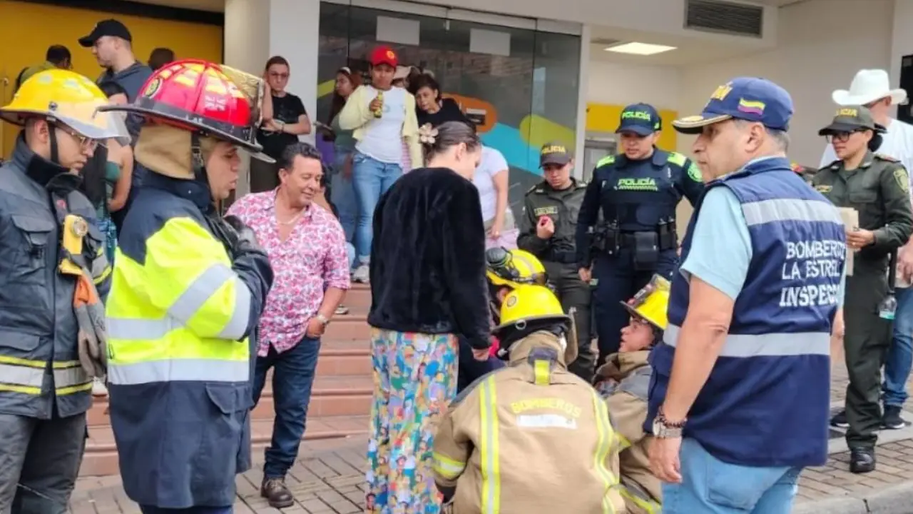 Bomberos liberaron a menor que quedó atrapada dentro de un carro en La Estrella