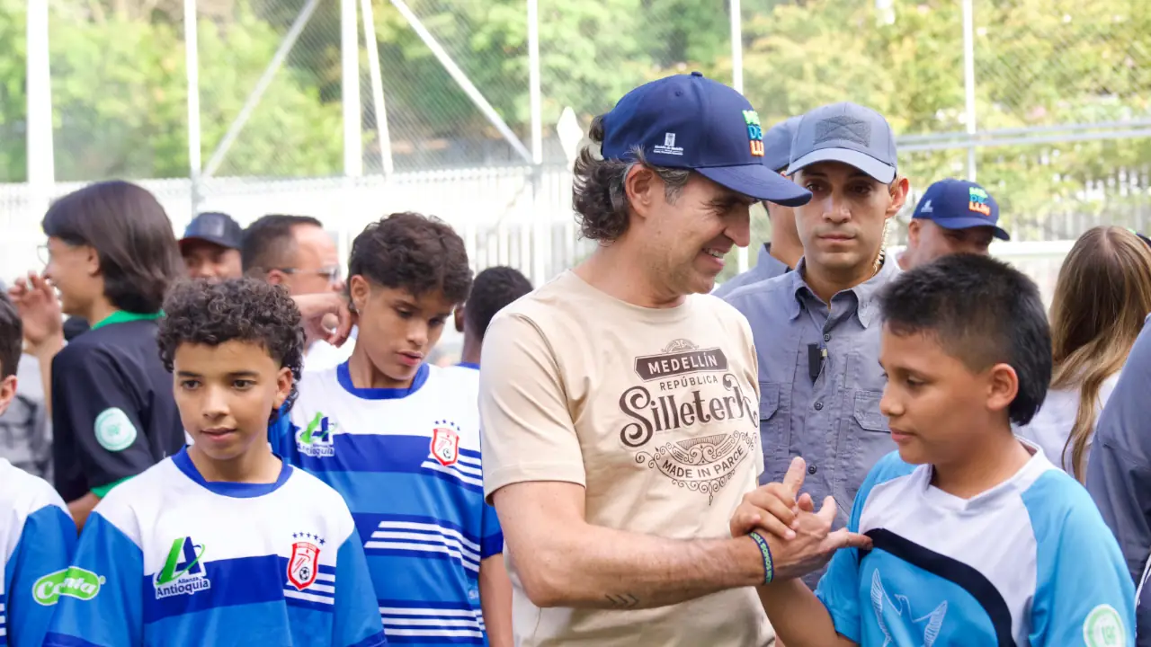Buenos Aires estrena cancha sintética tras millonaria inversión de la Alcaldía de Medellín 2 Buenos Aires estrena cancha sintética tras millonaria inversión de la Alcaldía de Medellín